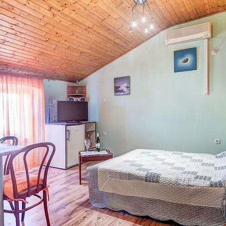 Apartment In Center Pula Exterior photo
