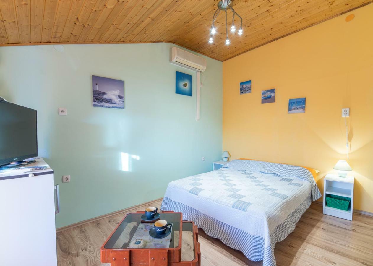 Apartment In Center Pula Exterior photo